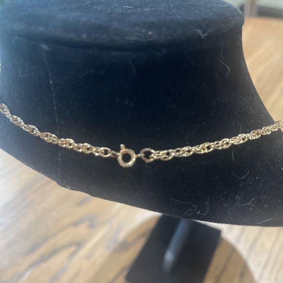 Vintage CAMEO Avon Lady Long NECKLACE 24 Inch Chain Goldtone Rust Spots In Chain - Picture 4 of 4